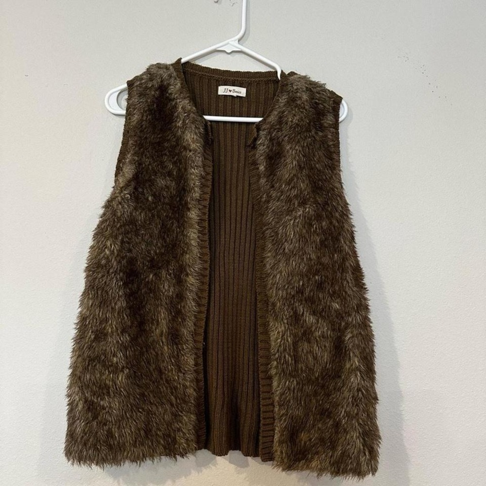 Brown fur women's vest in a size extra large with ribbed polyester blend.